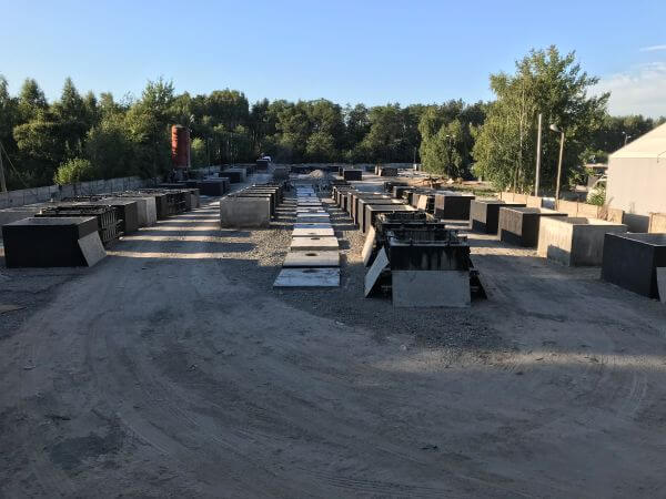 Gotowe szamba betonowe na placu w Kaliszu